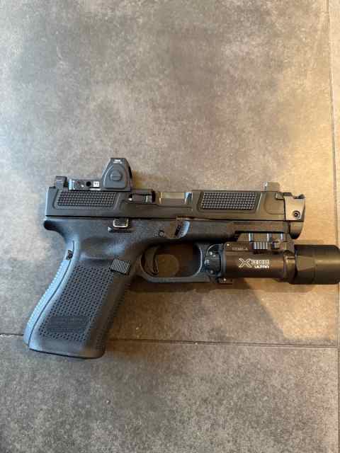 Glock 19 Gen 5 w/extras   