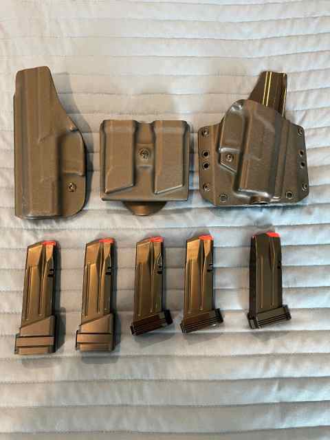 CZ P10S: Holsters, Magazines, Magazine Carrier 